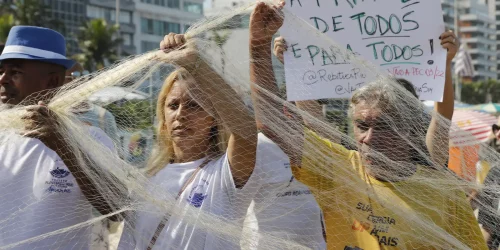 Imagem referente a Manifestantes protestam contra PEC das Praias na orla do Rio