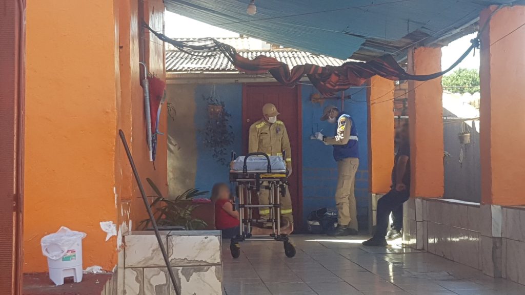 Mulher é socorrida pelos Bombeiros após cair de escada no Brasmadeira Mulher é socorrida pelos Bombeiros após cair de escada no Brasmadeira