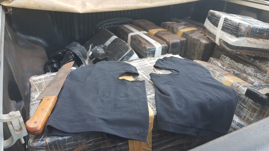Com balaclavas, faca e caminhonete carregada de maconha, homem é preso pela PRF em Cascavel
