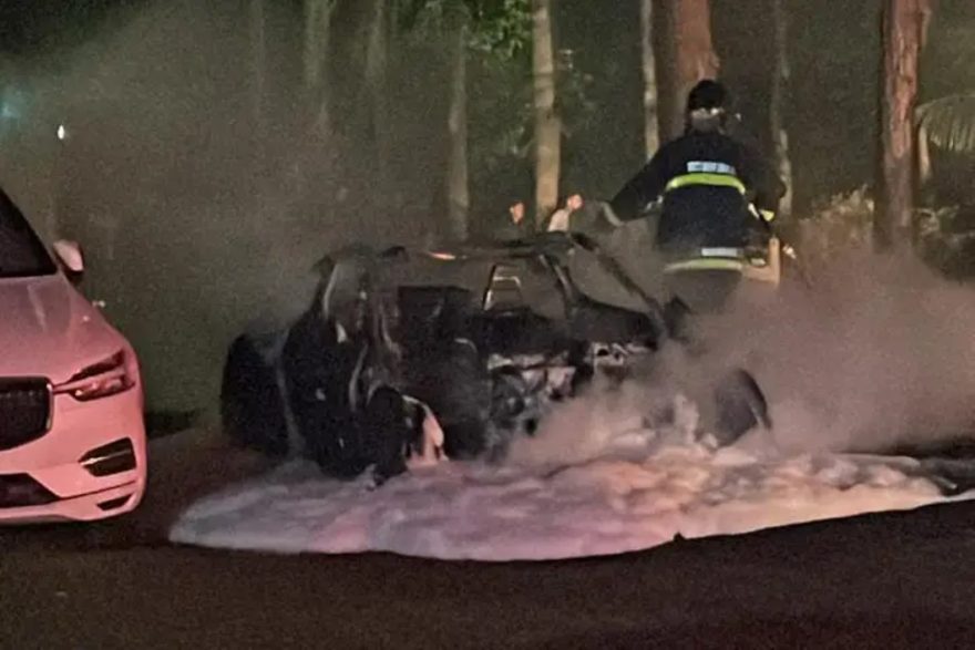 Porsche Carrera fica destruído após incêndio em festa particular no Paraná