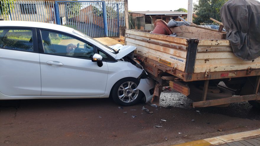 Nasceu de novo! Carro atinge violentamente traseira de caminhão e trabalhador escapa por pouco