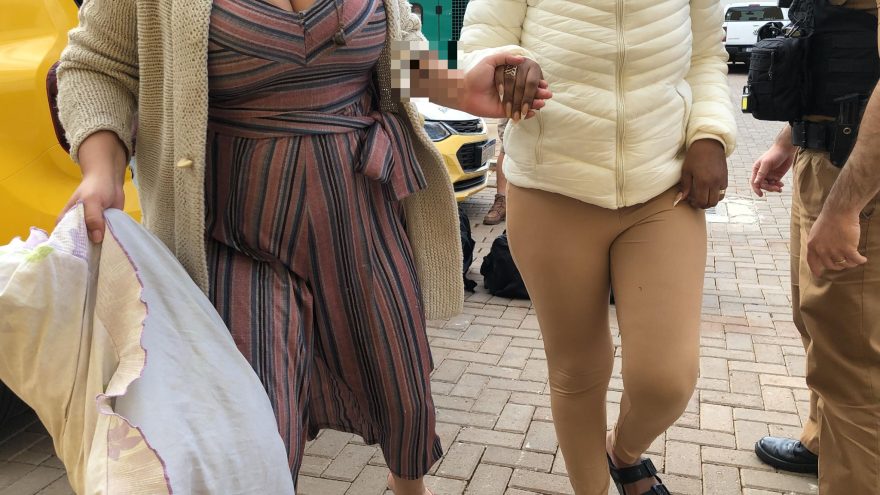 De mãos dadas, duas mulheres são presas com maconha