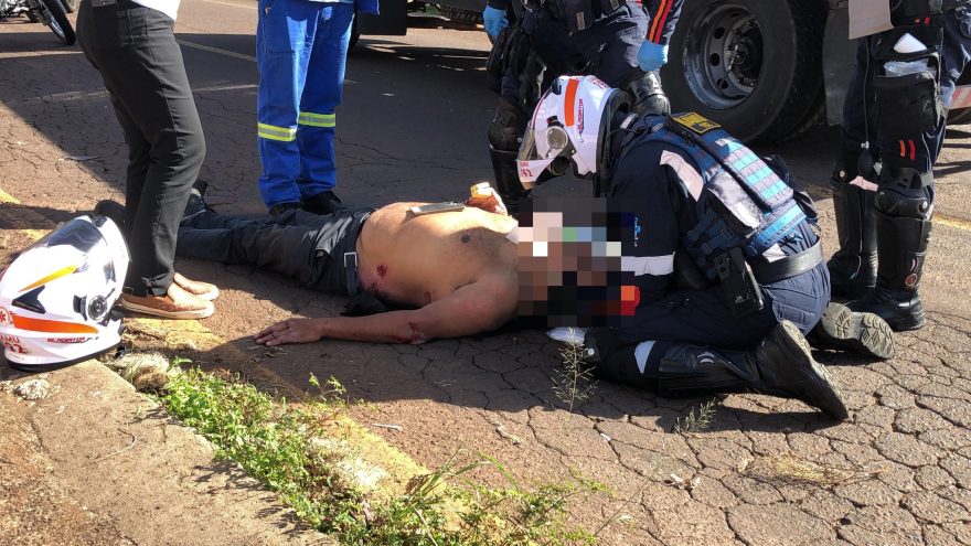 Motociclista fica gravemente ferido após queda de moto na Rua Universitária