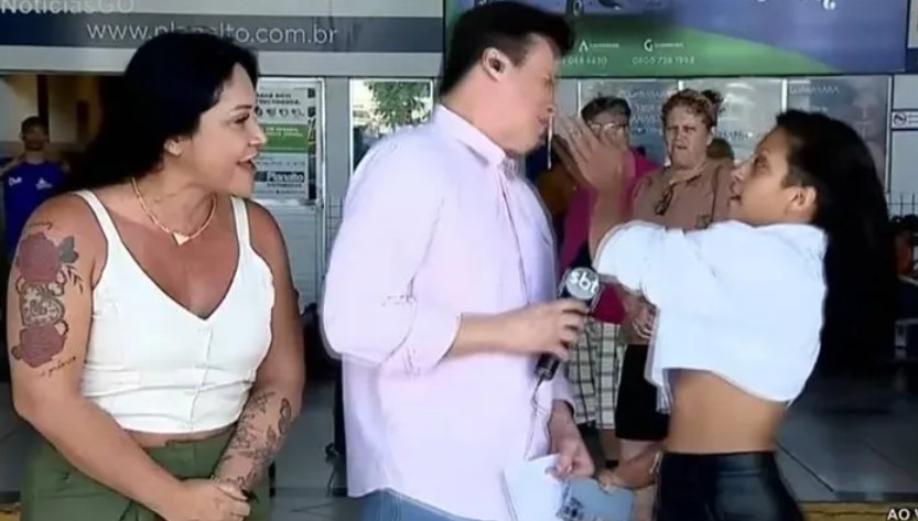 Repórter leva tapa na cara ao vivo durante entrevista; assista Repórter leva tapa na cara ao vivo durante entrevista; assista