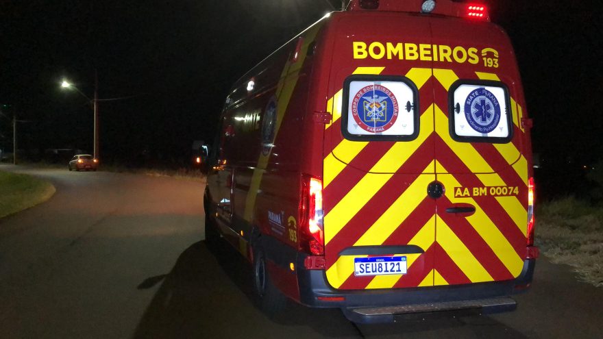 Três vítimas de acidente entre Gol e Saveiro são socorridas pelo Siate na BR-467