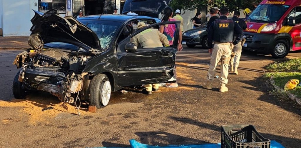 Grave acidente entre dois carros e caminhão deixa duas pessoas feridas