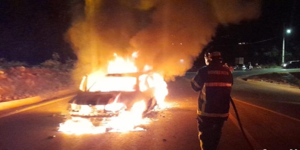 Condutor abandona veículo em chamas em Foz do Iguaçu