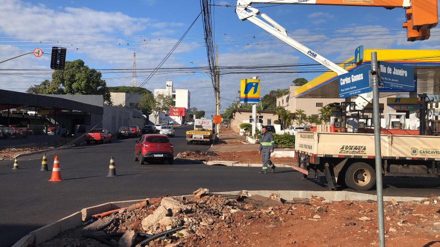 Reparo em semáforo no Centro deixa cruzamento ainda mais congestionado