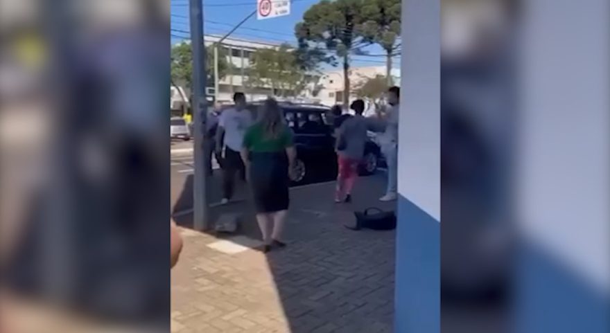 Estudantes brigam no meio da rua e mãe, com criança no colo, precisa intervir