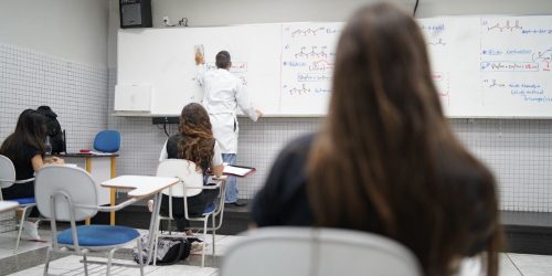 Imagem referente a Relatório amplia formação básica do ensino médio para 2,2 mil horas