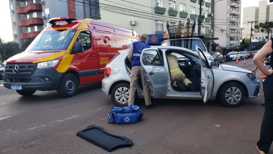 Mulher fica enclausurada em veículo após forte colisão no Centro