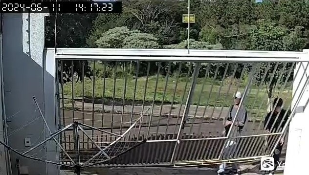 Câmera de monitoramento registra ladrões tentando invadir casa no Bairro Brasília