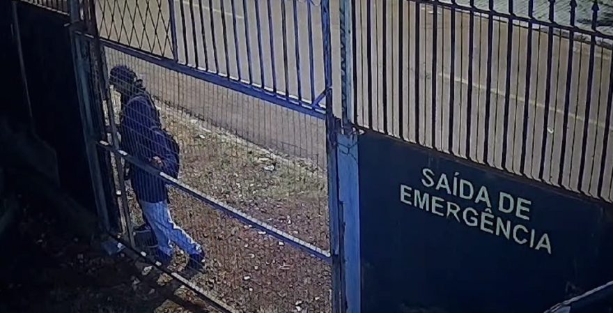 Imagens mostram bandidos invadindo Ferro Velho e furtando peças de veículos