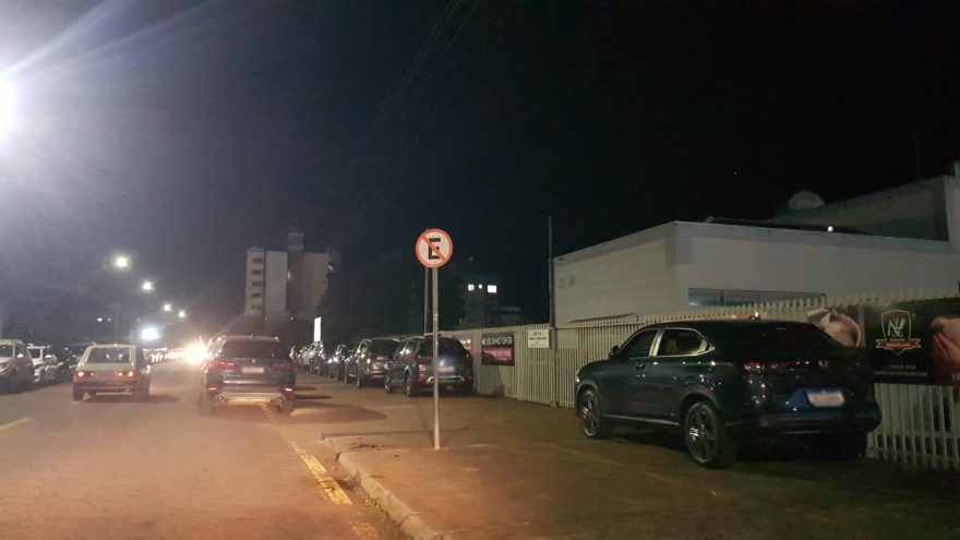 Oba Oba! Internautas denunciam veículos estacionados irregularmente na Rua Ponta Grossa