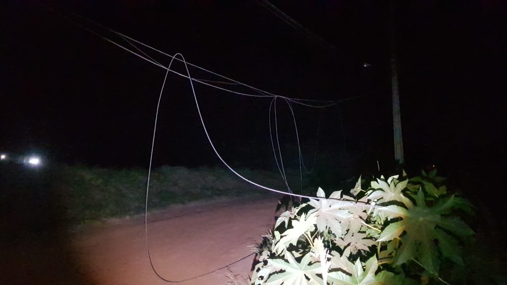 Caminhão arranca fios de energia e deixa moradores sem luz no Bairro Lago Azul Caminhão arranca fios de energia e deixa moradores sem luz no Bairro Lago Azul