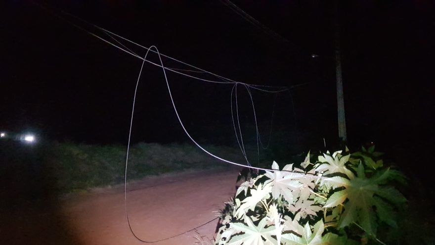 Caminhão arranca fios de energia e deixa moradores sem luz no Bairro Lago Azul