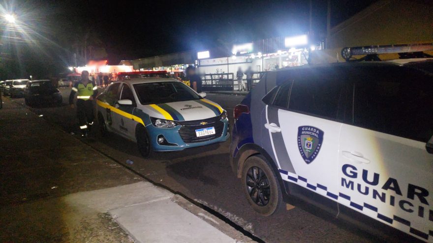 Festa interdita rua e agentes da Transitar e GM montam fiscalização