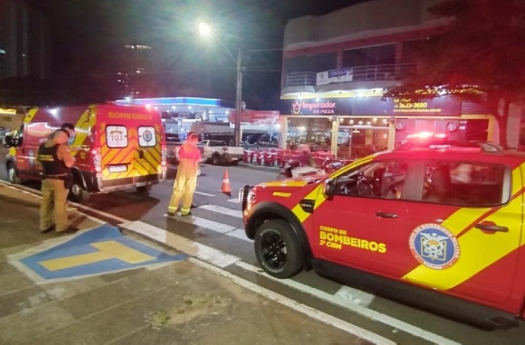 Mulher com filho de 2 anos no colo é atropelada na faixa de pedestres