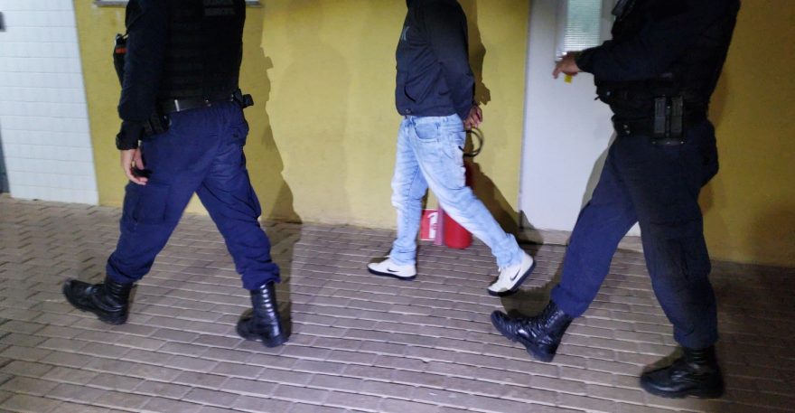 Condutor de Golf rebaixado empreende fuga pela rodovia e acaba detido pela GM na Rio da Paz