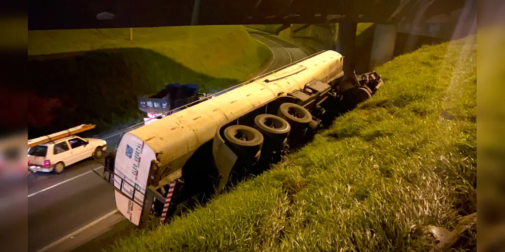 Caminhão tomba de viaduto de Ponta Grossa e deixa trânsito lento