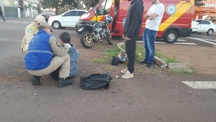 Civic e Hornet batem na Avenida Assunção e motociclista de 19 anos fica ferida