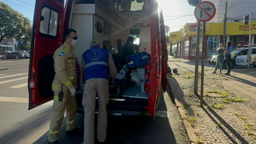 Atropelamento por moto deixa duas mulheres feridas na Avenida Brasil
