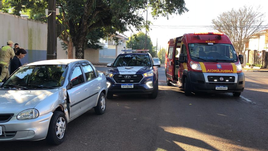 Colisão entre carro e moto deixa pessoa ferida no Bairro Maria Luiza