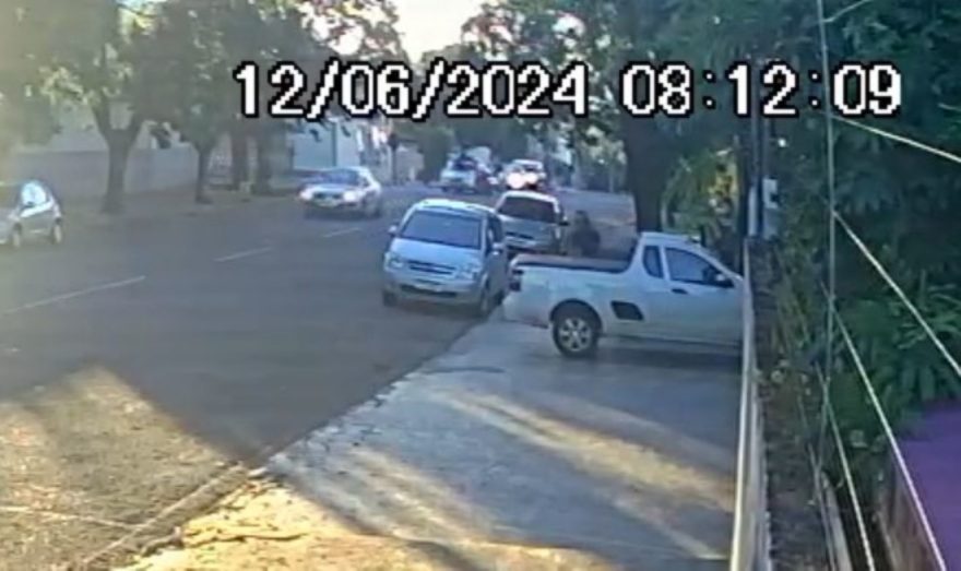 Vídeo: motociclista é arremessado por cima de carro em acidente no Maria Luiza