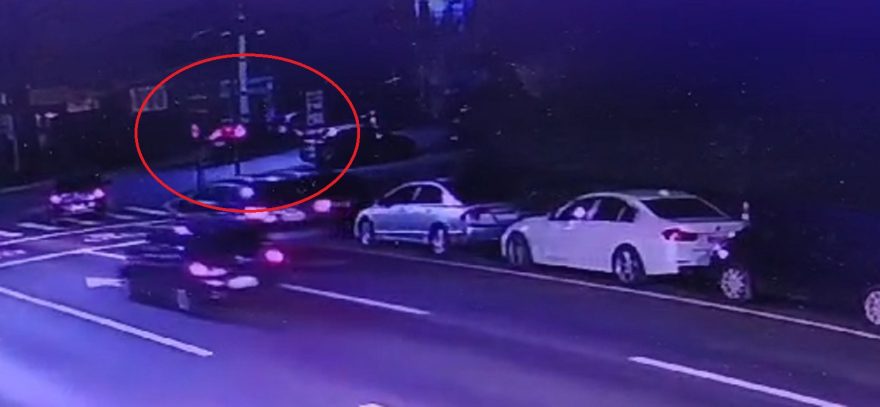Internauta pede ajuda para localizar condutor de Focus que colidiu contra Scenic estacionado
