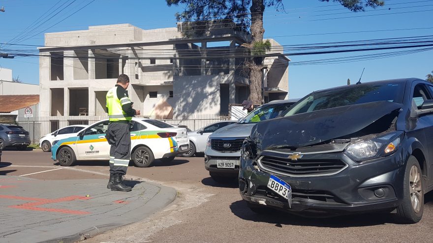 Onix e Sportage ficam danificados após colisão de trânsito no Centro