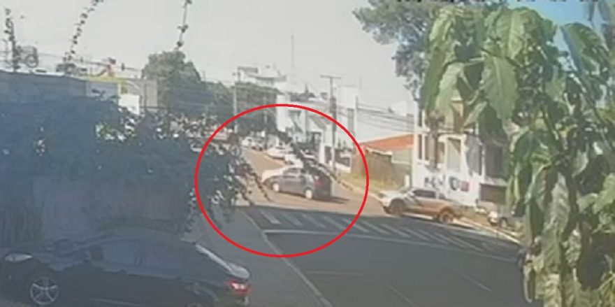 Câmera flagra acidente entre Onix e Sportage no Centro