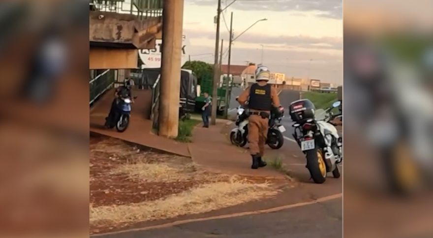 Deu ruim! Jovem faz graça ao atravessar passarela de moto e vai parar no Instagram da PM