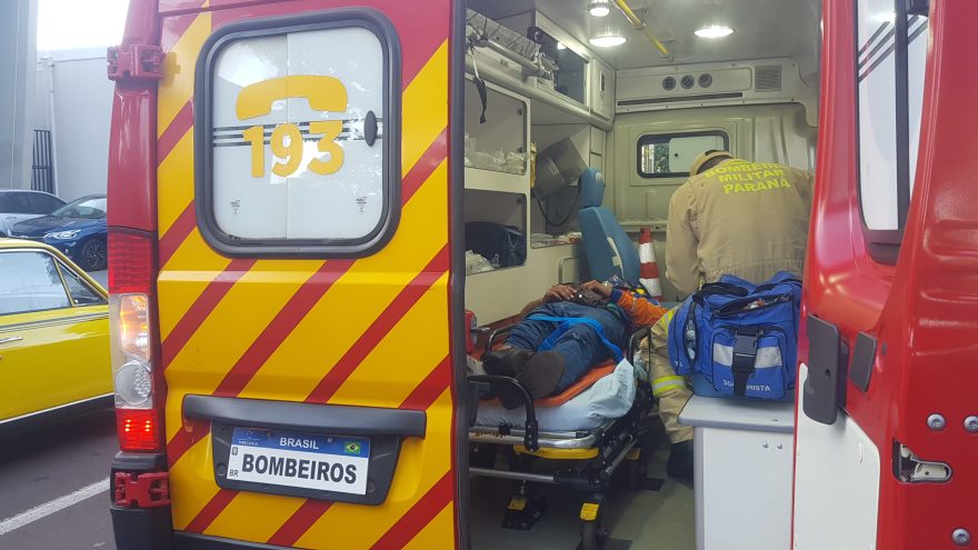 Jovem de 20 anos fica ferido em acidente de trânsito na Rua Erechim