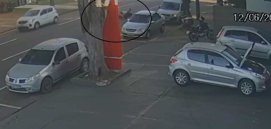 Câmera mostra motociclista sendo arremessado após acidente na Rua Erechim