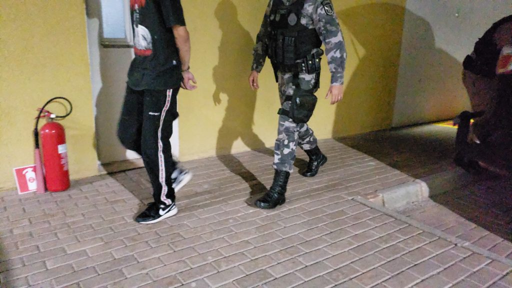 Homem com mandado de prisão por violência doméstica é preso pelo Pelotão de Choque Homem com mandado de prisão por violência doméstica é preso pelo Pelotão de Choque