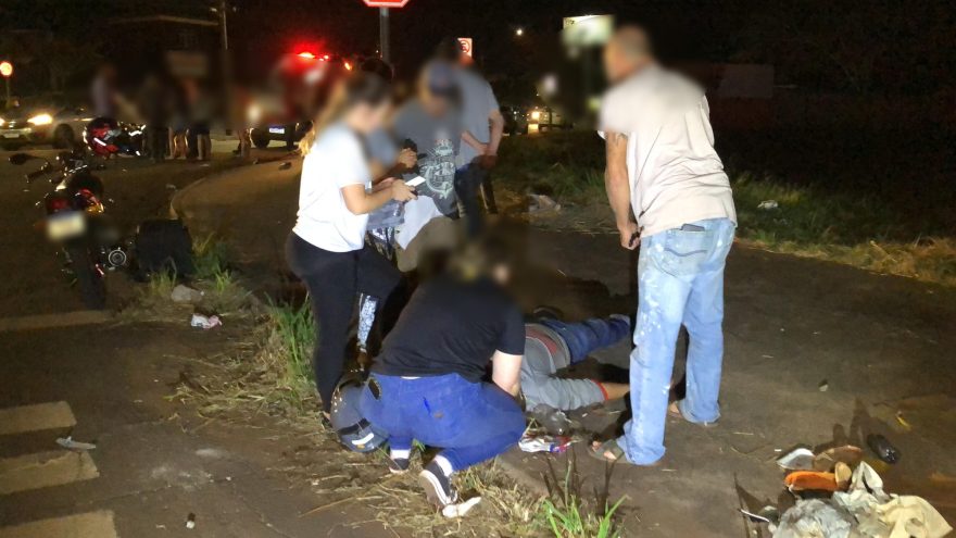 Dois motociclistas ficam feridos em acidente na Avenida Tito Muffato