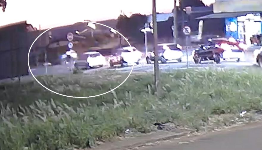 Câmera registra acidente que deixou motociclistas feridos na Avenida Tito Muffato