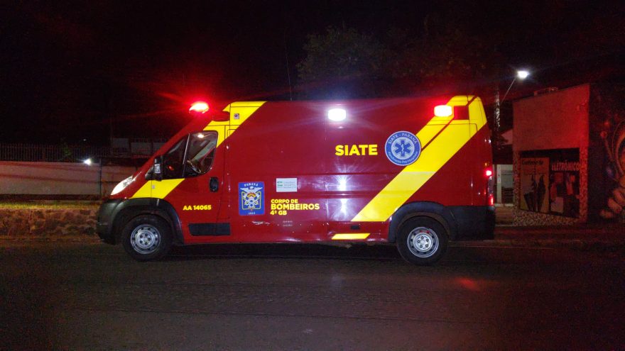 Durante caminhada noturna, mulher cai ao lado do Cemitério Central e precisa ser socorrida pelos Bombeiros