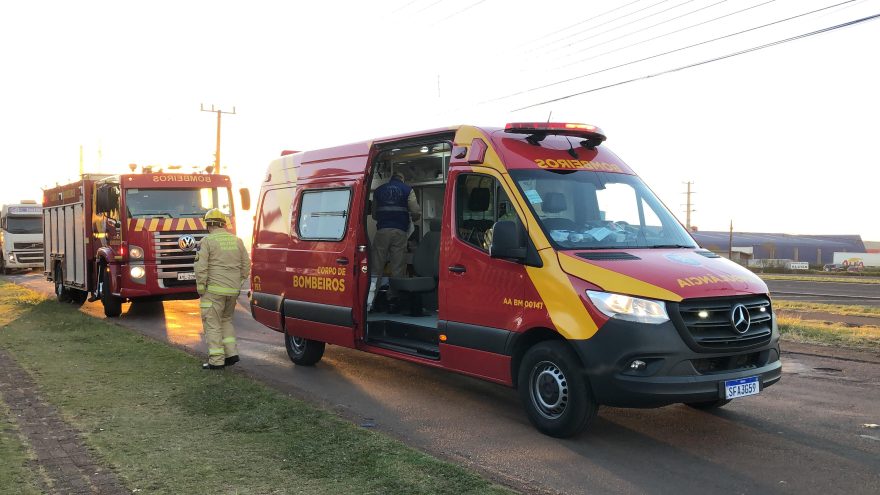 Jovem de 24 anos sofre lesão grave em colisão entre moto e caminhonete na BR-277