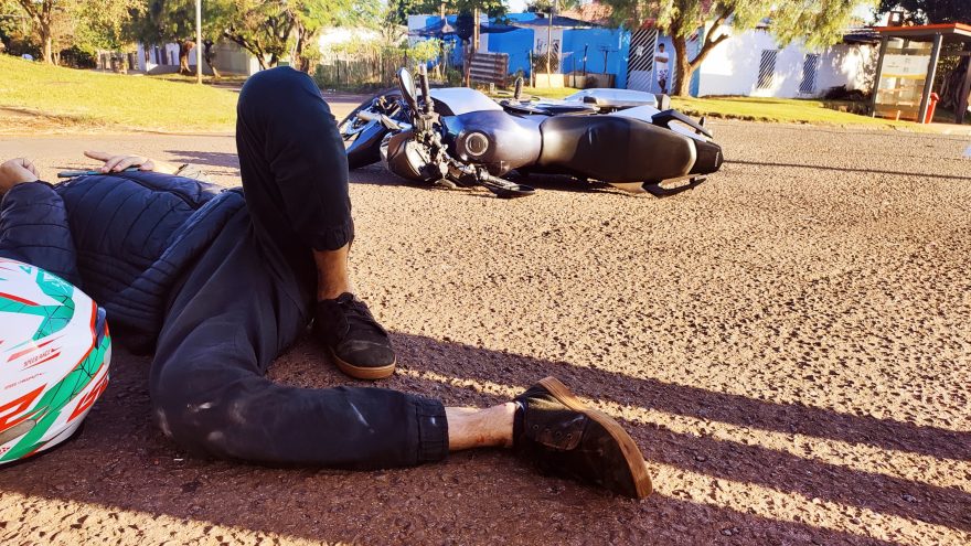 Motociclista fica ferido após colisão no Jardim Clarito, em Cascavel