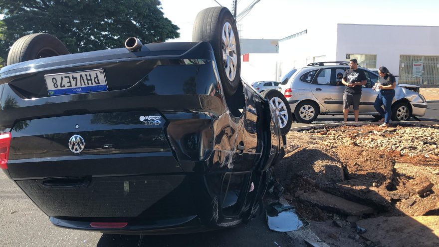 Carro capota após forte colisão na Avenida Carlos Gomes, no Centro