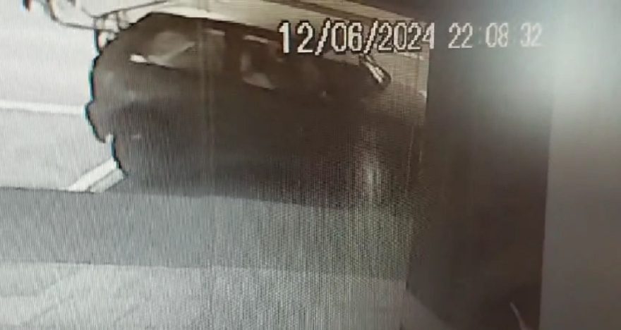 Câmeras registram Gol bordô sendo furtado no Centro