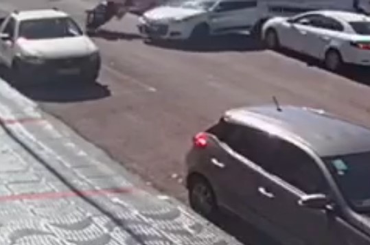 Carro fura preferencial e colide com moto em Cascavel: garupa de 11 anos sofre escoriações