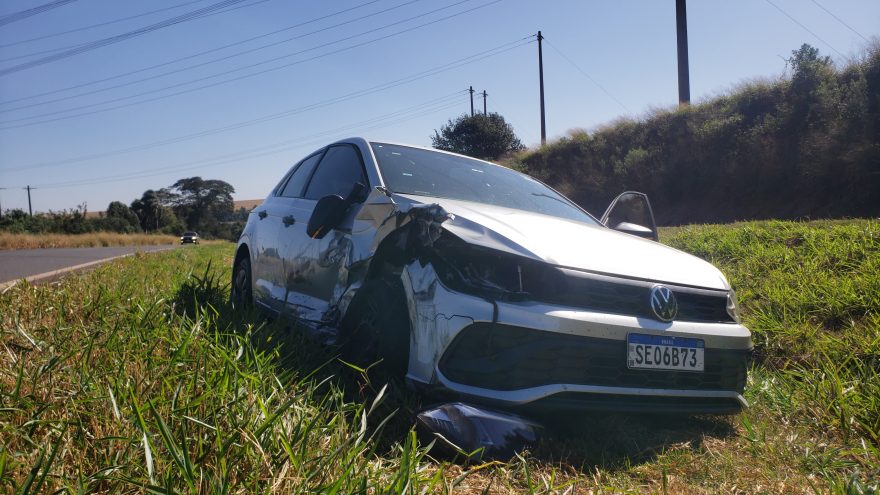 Polo e caminhão se envolvem em colisão na BR-163 e carro vai parar no acostamento