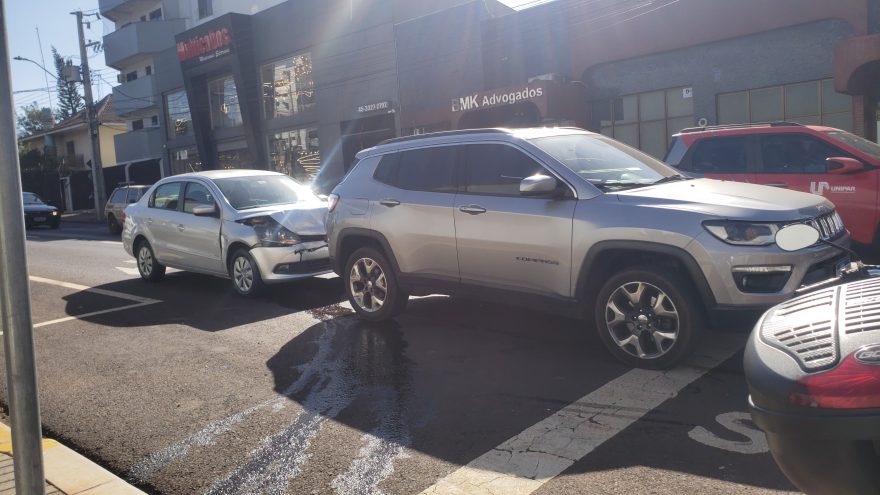 Voyage e Jeep Compass se envolvem em colisão no Centro de Cascavel