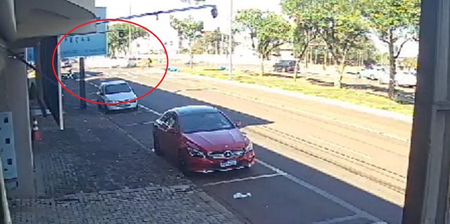 Câmera registra acidente entre dois carros no São Cristóvão