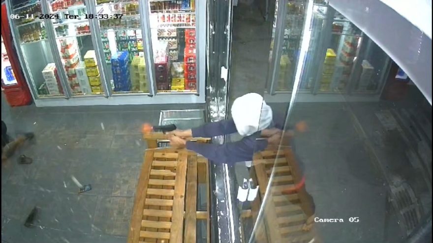 Imagens fortes: Vídeo mostra atirador matando jovem em distribuidora de bebidas