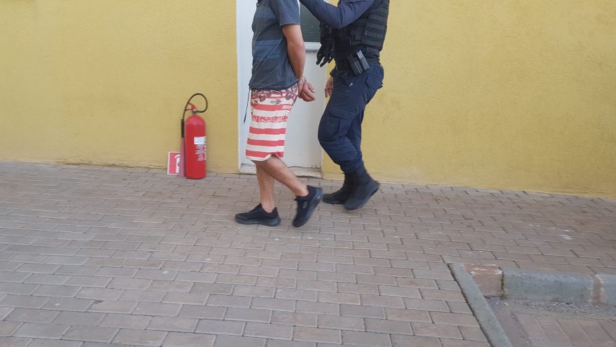 Homem é preso com arma de fogo no Cascavel Velho após agredir a companheira