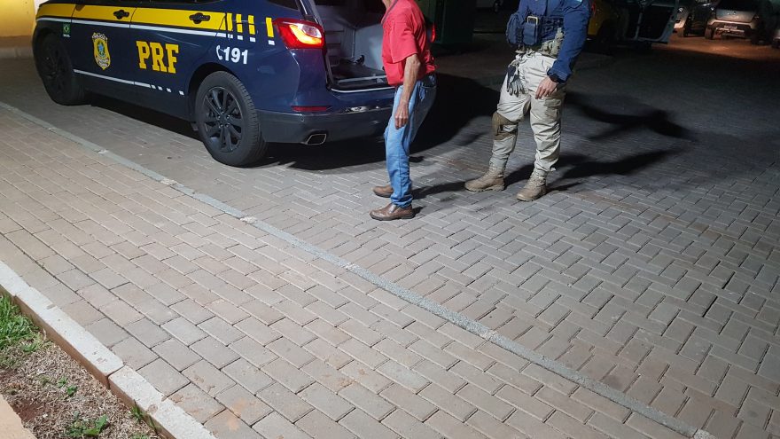 Homem fica nervoso ao passar por posto da PRF, trava o trânsito e acaba sendo preso por embriaguez