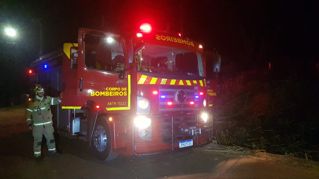Incêndio em vegetação no Universitário mobiliza Corpo de Bombeiros